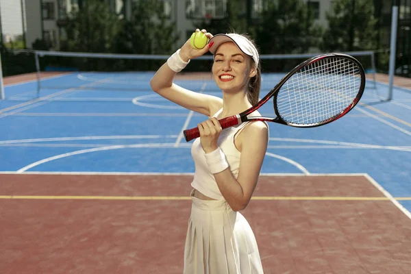Retrato Tenista Menina Uniforme Branco Com Raquete Quadra Azul Atleta — Fotografia de Stock