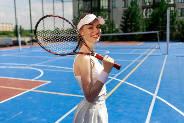 Portré Teniszező Lány Fehér Egyenruhában Ütő Kék Pályán Női Sportoló — Stock Fotó