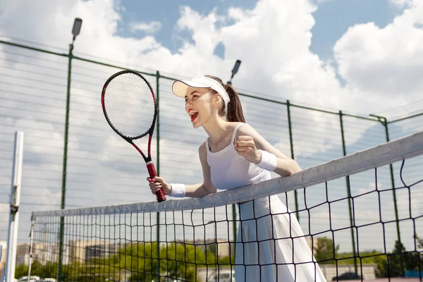 Junge Tennisspielerin Weißer Uniform Mit Schläger Jubelt Über Den Sieg — Stockfoto