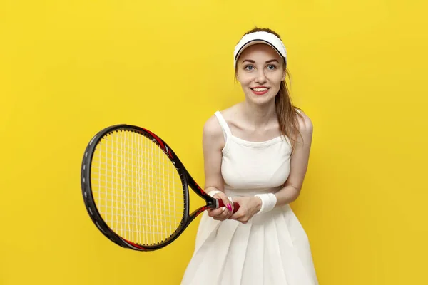 Ragazza Tennista Abbigliamento Sportivo Con Racchetta Tennis Sfondo Giallo Isolato — Foto Stock