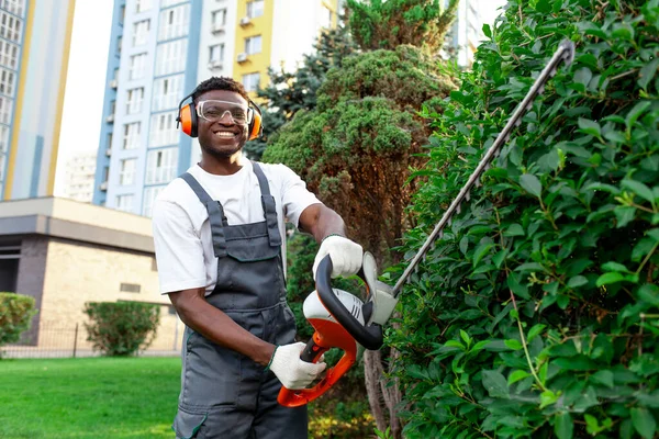 Afro Americano Trabalhador Jardim Masculino Arbustos Guarnições Uniformes Com Ferramenta — Fotografia de Stock