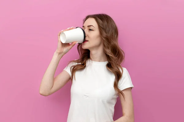 Fiatal Csinos Iszik Kávét Papír Csésze Rózsaszín Elszigetelt Háttér Lány — Stock Fotó