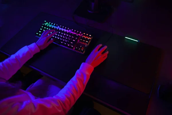 玩家的手放在键盘和鼠标上 一个人使用电脑的顶部视图 — 图库照片