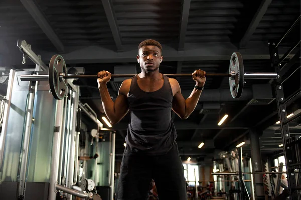 Mladý Africký Američan Zvedá Činku Tmavé Tělocvičně Sportovní Chlap Trénuje — Stock fotografie