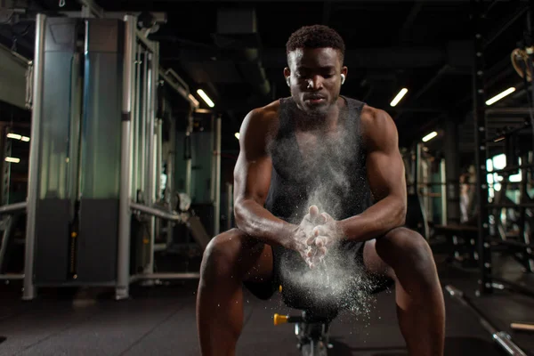Sportovní Afroameričan Muž Vlaky Tmavé Tělocvičně Tře Ruce Magnézií Mladý — Stock fotografie