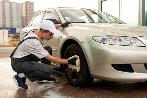 Νεαρός Φόρμες Πλένει Αυτοκίνητο Εξωτερικό Πλυντήριο Αυτοκινήτων Καθαριστής Αυτοκινήτων Σκουπίζει — Φωτογραφία Αρχείου