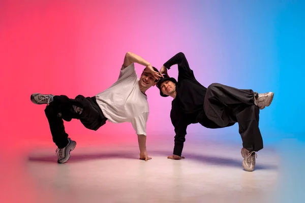 Dansçı Kırmızı Mavi Arka Planda Dans Eder Birlikte Numara Yapar — Stok fotoğraf