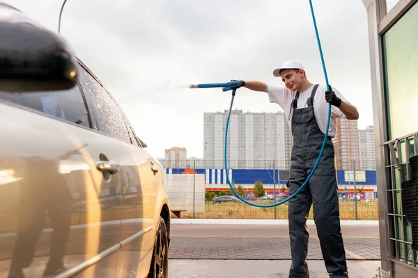 Νεαρός Στολή Εργάτη Πλυντηρίου Αυτοκινήτων Καλύπτει Αυτοκίνητο Αφρό Από Λάστιχο — Φωτογραφία Αρχείου