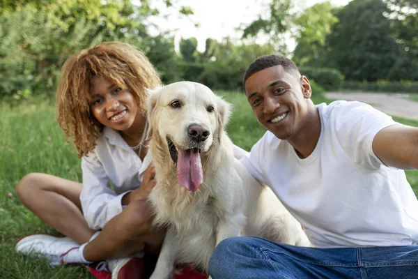 Afrikanisch Amerikanisches Junges Paar Sitzt Mit Hund Park Und Macht — Stockfoto