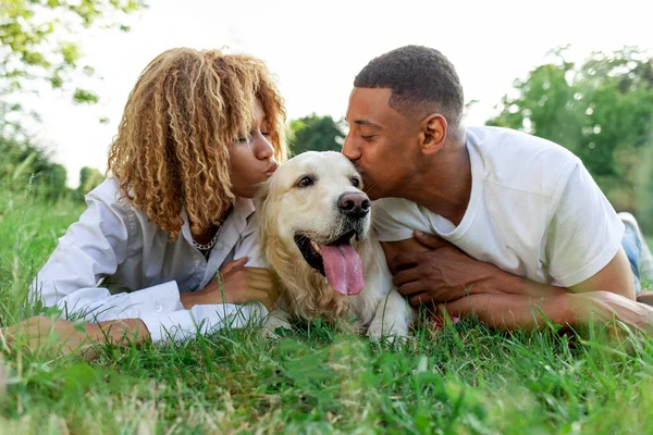 아프리카 미국인 커플은 여름에 공원에서 남자와 여자는 키스와 사랑에 빠지며 — 스톡 사진