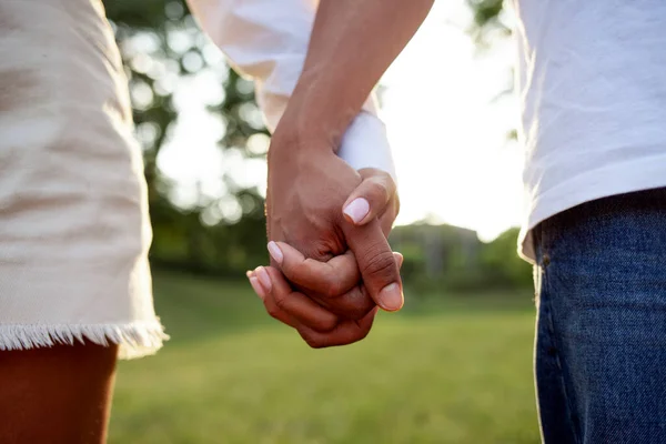 日没の屋外公園にいる若いアフリカ系アメリカ人のカップルの手一緒に恋に人々の手の閉鎖愛と関係の概念 — ストック写真