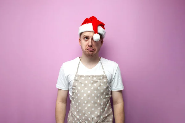 Nieszczęśliwy Facet Szef Kuchni Santa Kapelusz Fartuch Jest Smutny Różowym — Zdjęcie stockowe
