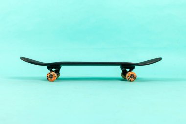boş siyah kaykay mavi izole arka planda duruyor, gençliğin ekstrem sporları için ekipman, kopyalama alanı