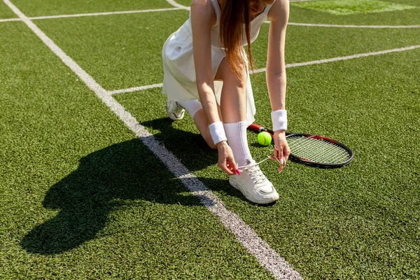 Junge Tennisspielerin Weißer Sportuniform Bindet Ihre Schnürsenkel Turnschuhe Auf Dem — Stockfoto