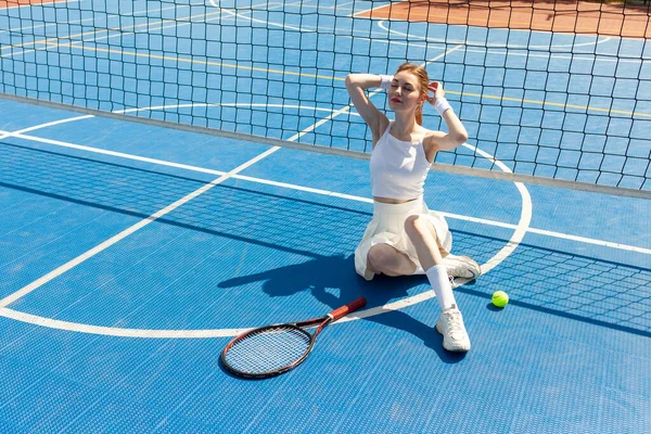 Junge Tennisspielerin Weißer Uniform Mit Schläger Sitzt Und Ruht Auf — Stockfoto