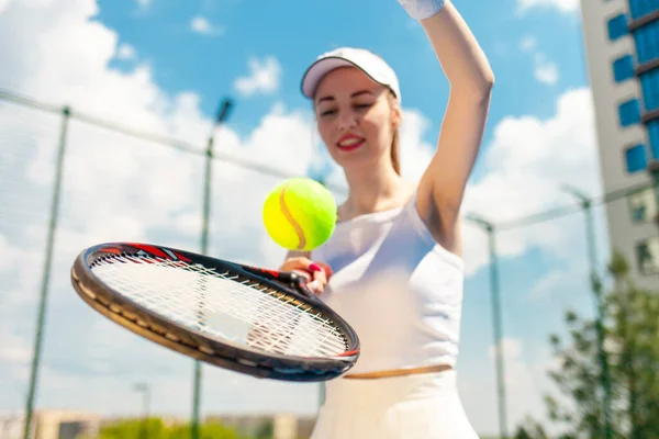 白い制服を着た若い女の子テニス選手テニスコートでラケットを持ちます 女性アスリートは屋外でテニスをします クローズアップ — ストック写真