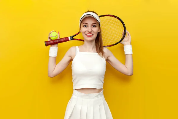 Dziewczyna Tenisistka Odzieży Sportowej Trzyma Rakietę Tenisową Piłkę Żółtym Odizolowanym — Zdjęcie stockowe