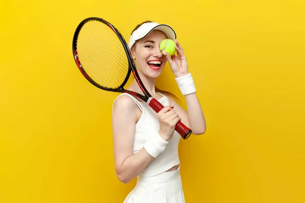 Tennisspielerin Sportbekleidung Mit Tennisschläger Und Ball Auf Gelbem Isoliertem Hintergrund — Stockfoto