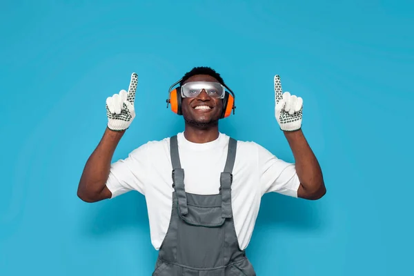 Trabajador Africano Americano Constructor Masculino Uniforme Apuntando Hacia Arriba Sobre — Foto de Stock