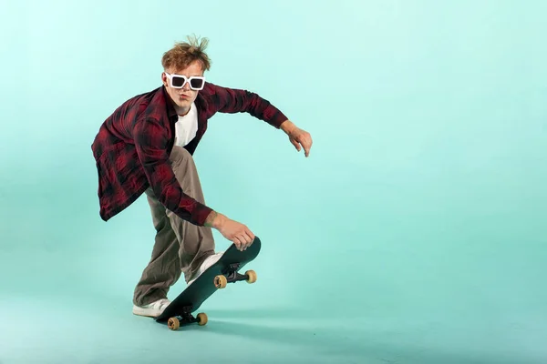Giovane Ragazzo Allegro Cavalca Skateboard Sfondo Blu Isolato Pattinatore Hipster — Foto Stock