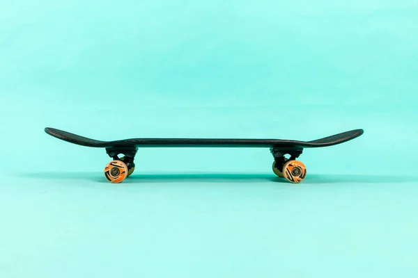 Prázdný Černý Skateboard Stojí Modrém Izolovaném Pozadí Vybavení Pro Extrémní — Stock fotografie
