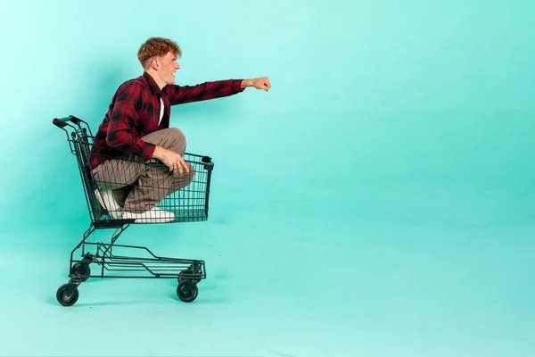 Jong Gelukkig Man Shopper Zit Rijdt Winkelwagen Van Supermarkt Blauwe — Stockfoto