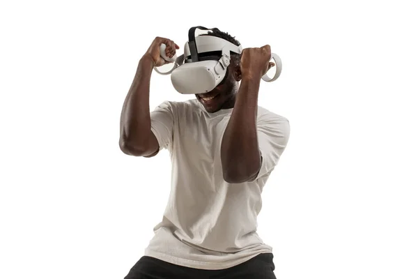 アフリカ系アメリカ人の男性のボクサーは 白い隔離された背景に仮想現実の眼鏡で遊び 男は現代のVrガジェットを使用し 仮想ボクシングを再生します — ストック写真