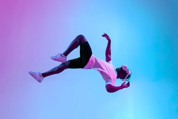 Sanal Gerçeklik Gözlüklü Afro Amerikan Erkek Oyuncu Havada Uçar Neon — Stok fotoğraf