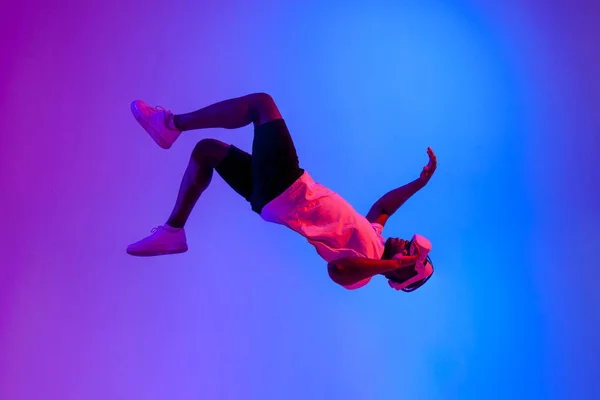 Sanal Gerçeklik Gözlüklü Afro Amerikan Erkek Oyuncu Havada Uçar Neon — Stok fotoğraf