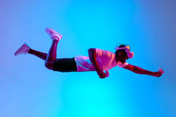 Sanal Gerçeklik Gözlüklü Afro Amerikan Erkek Oyuncu Havada Uçuyor Neon — Stok fotoğraf