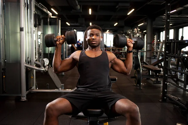 Mladý Atletický Afroameričan Muž Vlaky Tmavé Tělocvičně Atletický Chlap Zvedá — Stock fotografie