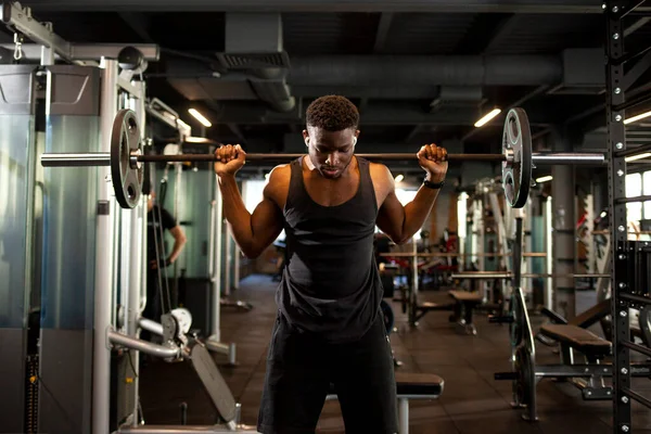 Mladý Africký Američan Zvedá Činku Tmavé Tělocvičně Sportovní Chlap Trénuje — Stock fotografie