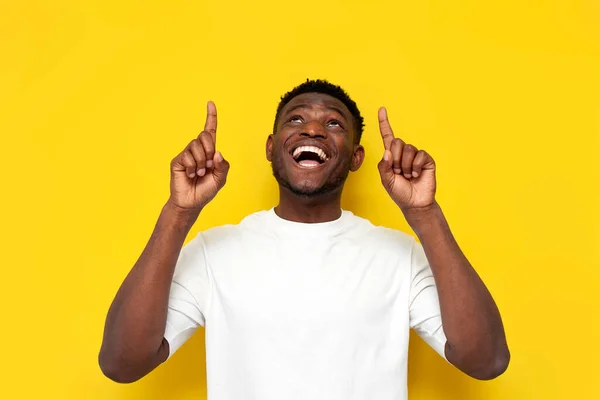 Радісний Афроамериканський Чоловік Білій Футболці Показує Свої Руки Жовтому Ізольованому — стокове фото