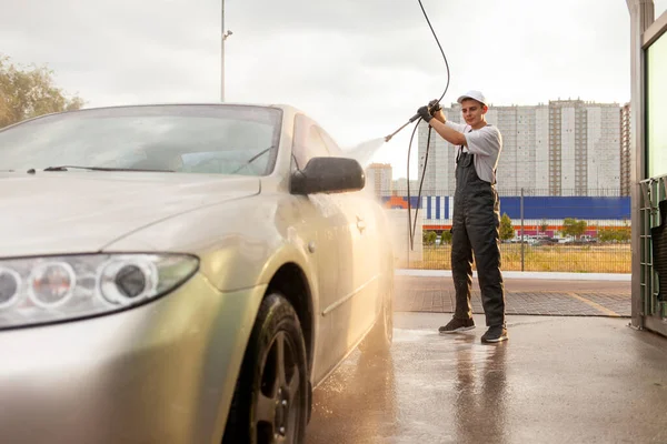 Νεαρός Στολή Εργάτη Πλυντηρίου Αυτοκινήτων Πλένει Αυτοκίνητο Νερό Από Λάστιχο — Φωτογραφία Αρχείου