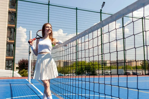 Portré Teniszező Lány Fehér Egyenruhában Ütő Pályán Női Sportoló Áll — Stock Fotó