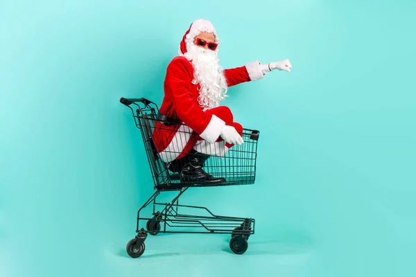 Santa Claus Shopper Okularach Przeciwsłonecznych Garnitur Skacze Leci Pustym Koszykiem — Zdjęcie stockowe
