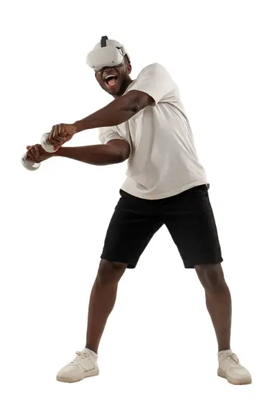 非洲裔美国男性拳击手在与外界隔绝的白色背景下 戴着一副虚拟现实的眼镜打斗玩耍 他使用现代Vr小玩意 还玩虚拟网球 — 图库照片