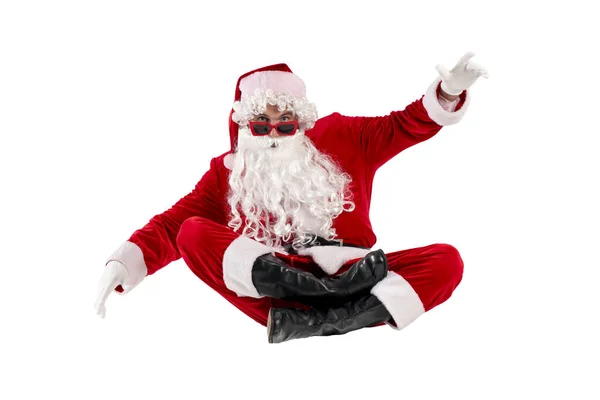 Święty Mikołaj Czerwonym Garniturze Brodą Okularach Siedzi Lewituje Powietrzu Białym — Zdjęcie stockowe