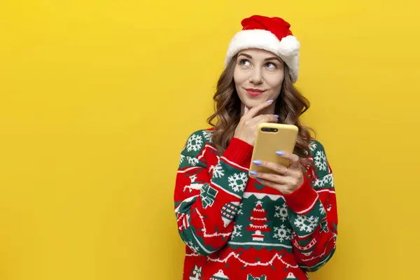 Fille Coûteuse Pull Noël Santa Claus Chapeau Utilise Smartphone Rêves — Photo