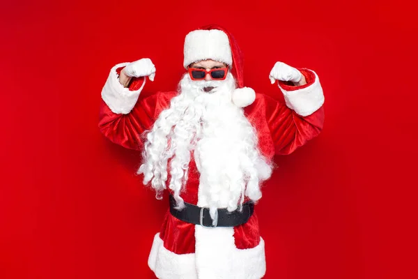 Forte Santa Claus Dans Des Lunettes Rouges Montre Biceps Sur — Photo
