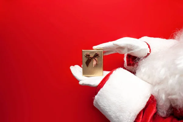 Маленькая Подарочная Коробка Руках Санта Клауса Красном Фоне Санта Дает — стоковое фото