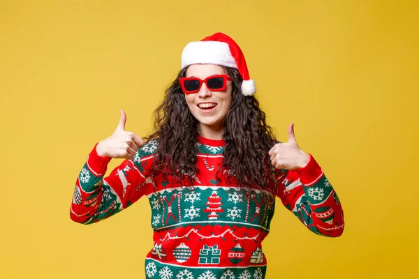 Yeni Yıl Kıyafetleri Içindeki Genç Kız Noel Baba Şapkası Şovları — Stok fotoğraf