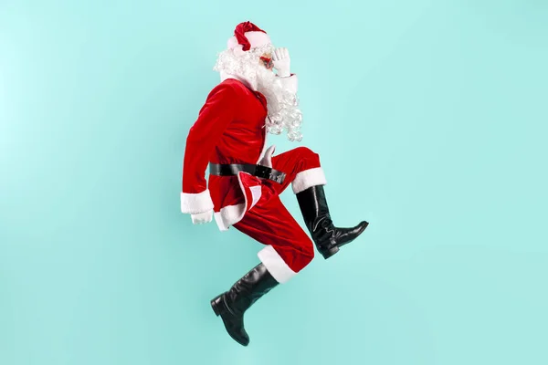 Junger Kerl Weihnachtsmann Hemd Mit Hosenträgern Springt Und Fliegt Auf — Stockfoto