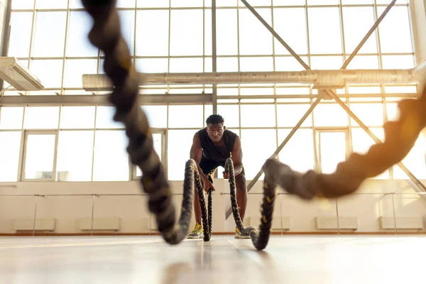 Spor Giyinen Afrikalı Amerikalı Bir Adam Spor Salonunda Sabah Antrenman — Stok fotoğraf