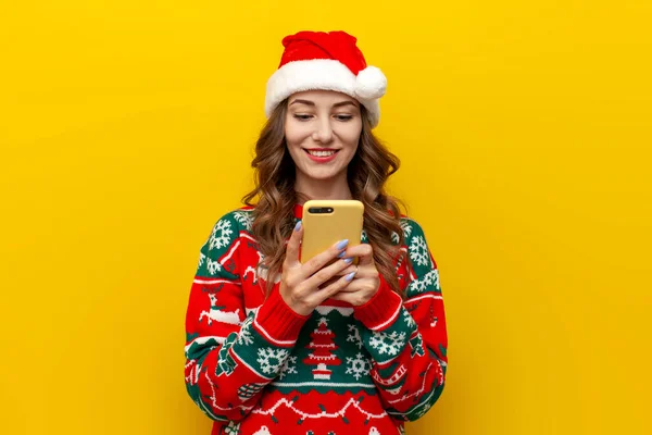 Jeune Fille Pull Noël Santa Claus Chapeau Utilise Smartphone Sur — Photo