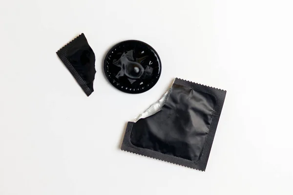 Podarte Opakowanie Czarnej Prezerwatywy Białym Tle Bezpieczna Koncepcja Seksu — Zdjęcie stockowe