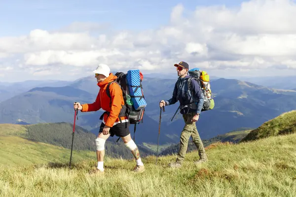 Dois Homens Com Equipamentos Caminhadas Mochilas Vão Para Montanhas Com — Fotografia de Stock