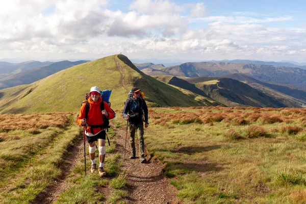 Dois Homens Com Equipamentos Caminhadas Mochilas Vão Para Montanhas Com — Fotografia de Stock