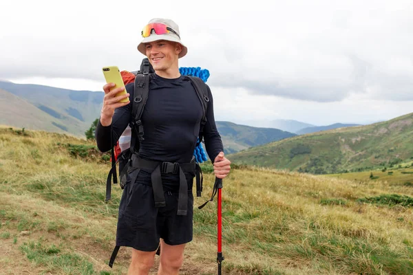 Turista Masculino Com Mochila Equipamento Caminhadas Usa Smartphone Nas Montanhas — Fotografia de Stock