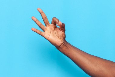Afro-Amerikan erkek eli, mavi izole edilmiş arka planda iyi bir hareket sergiliyor.